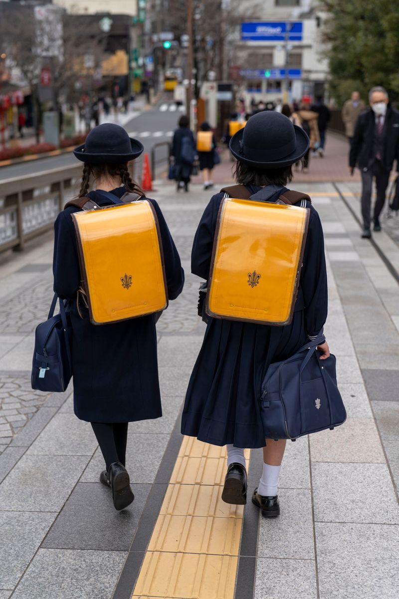 ランドセルを背負い一緒に登校する女の子たち