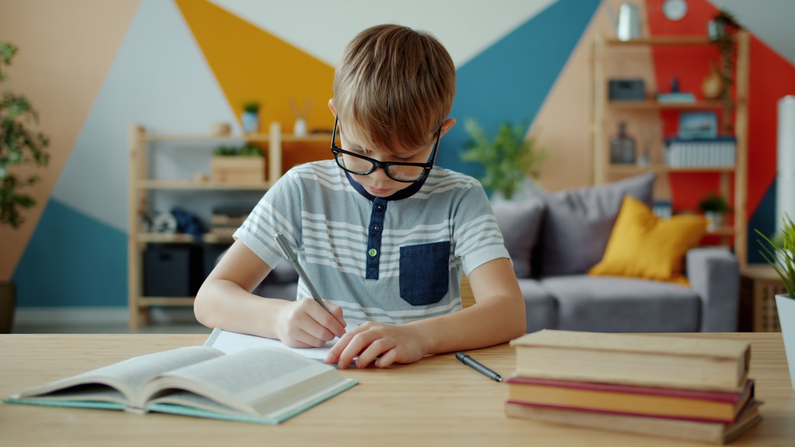 ノートに書き込む小学生の男の子